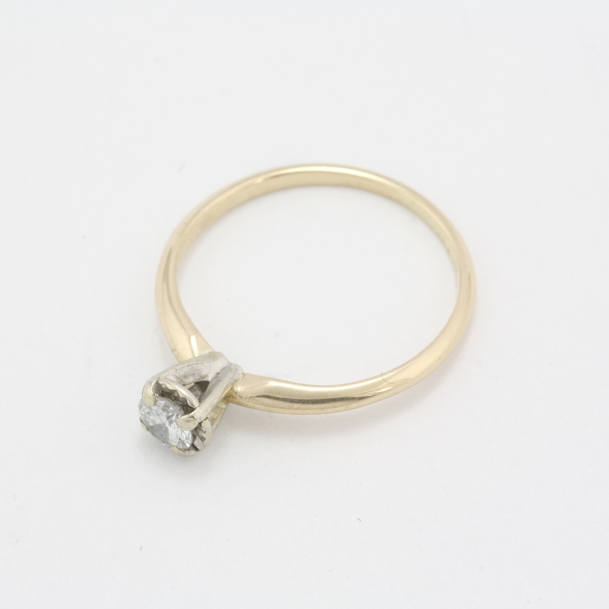 Pre-Owned 14 Karat Yellow Gold Diamond Solitair Engagement Ring